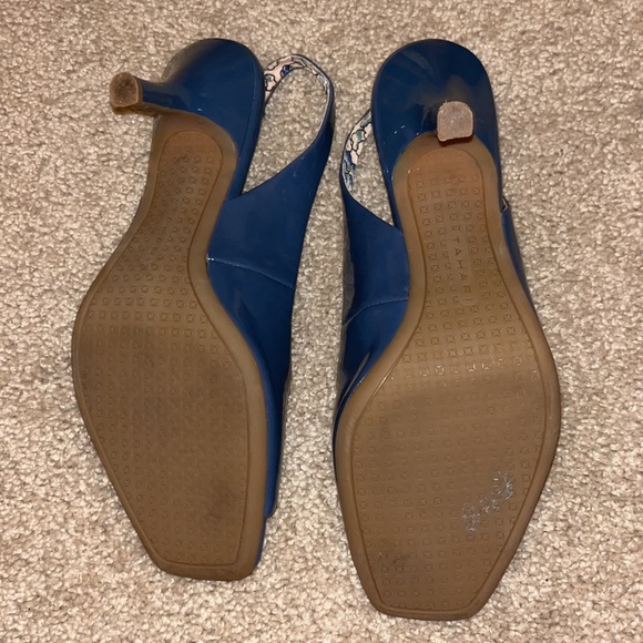 Tahari heels, barely worn - Picture 3 of 3